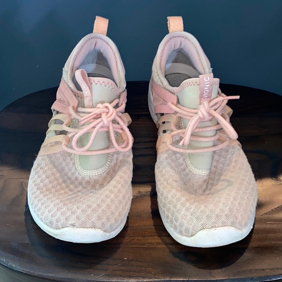 adore active sneaker